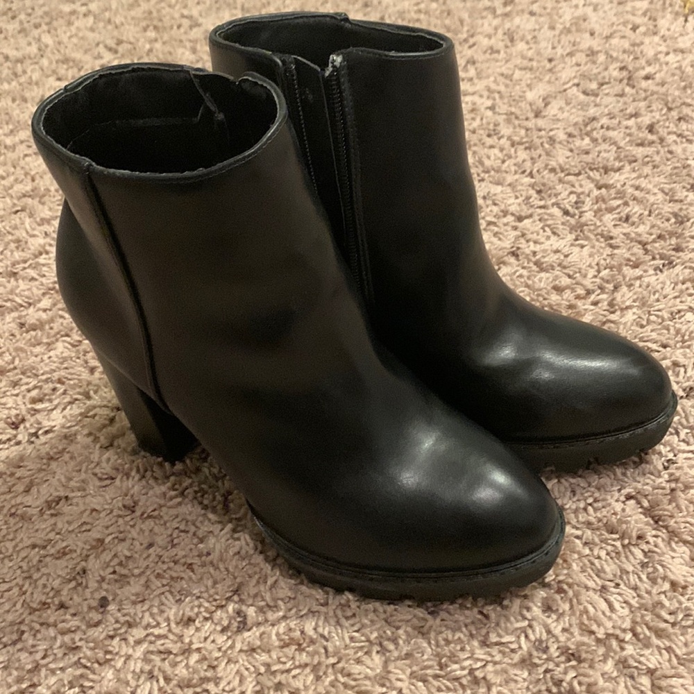 Windsor 4 inch black boots.